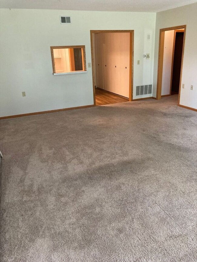 Building Photo - $1,300 | 2 Bedroom, 2 Bathroom Condo | Des...