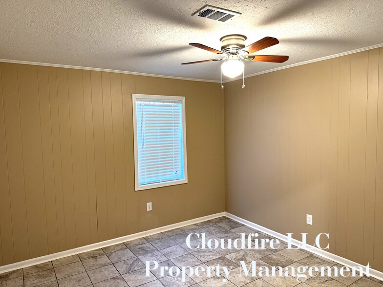 Building Photo - 213 James Cir