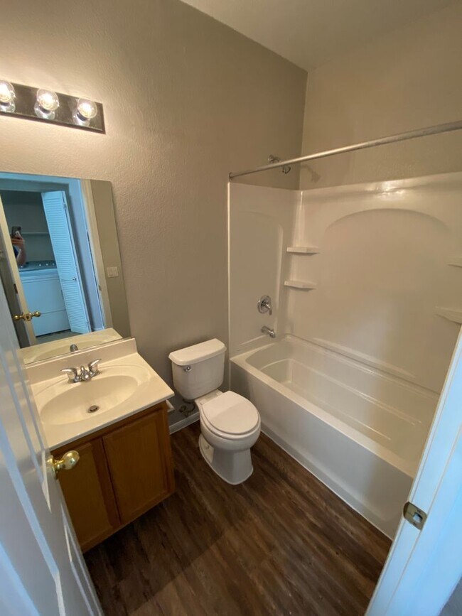 Building Photo - AMERICANA Property Mgmt - Freshly remodele...