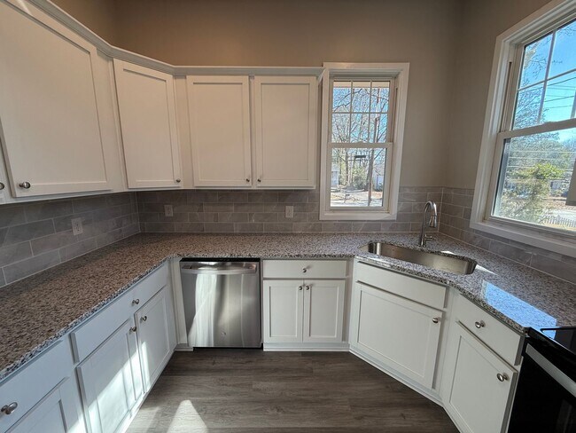 Building Photo - 4 Bedroom Fully Remodeled House Located in Five Points!