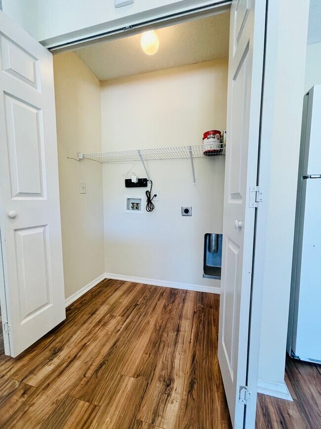 Building Photo - 3038 Regency Oaks Dr