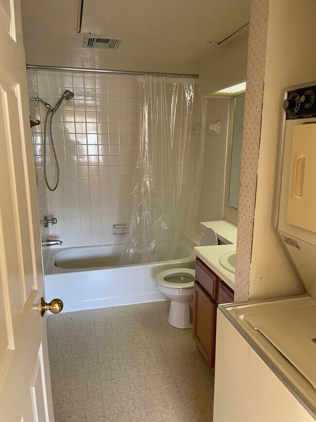 Building Photo - 2 bedroom 2 full bath loft condo, washer and dryer included