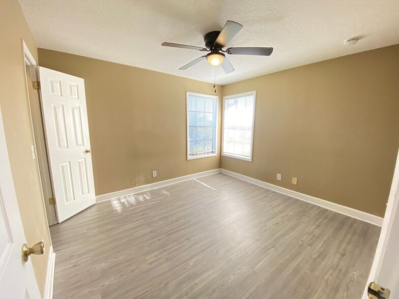 Building Photo - Altamonte Springs Lakefront Gated Community!  1/1 with a fireplace.  Coming Soon!