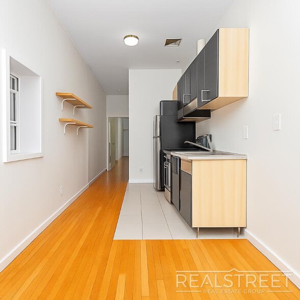 Building Photo - Gorgeous 2BR/1BA apartment available in prime Bushwick. This apartment is an absolute steal and will