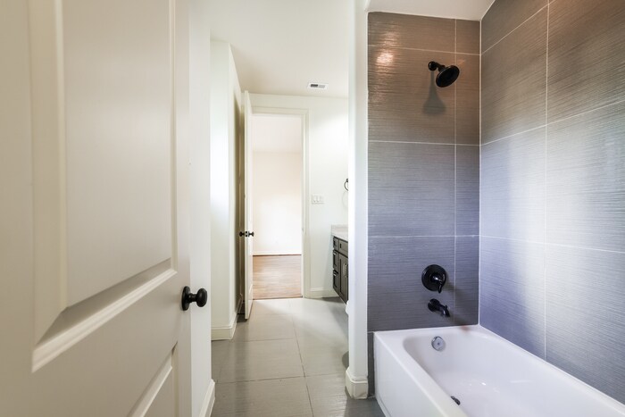 Building Photo - 2207 Hilshire Glen Ct