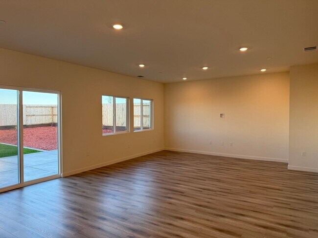 Building Photo - Spectacular New 5/3 Bath Available Now!