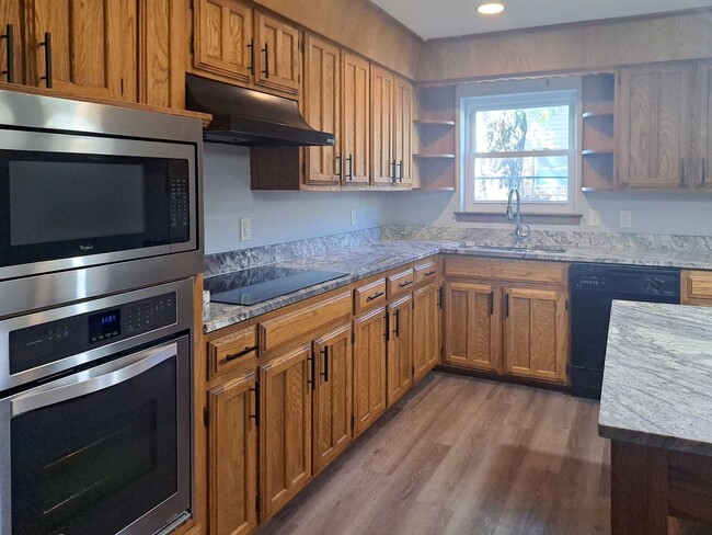 Building Photo - 4 Bedroom / 2 Bath / 2 Car Garage