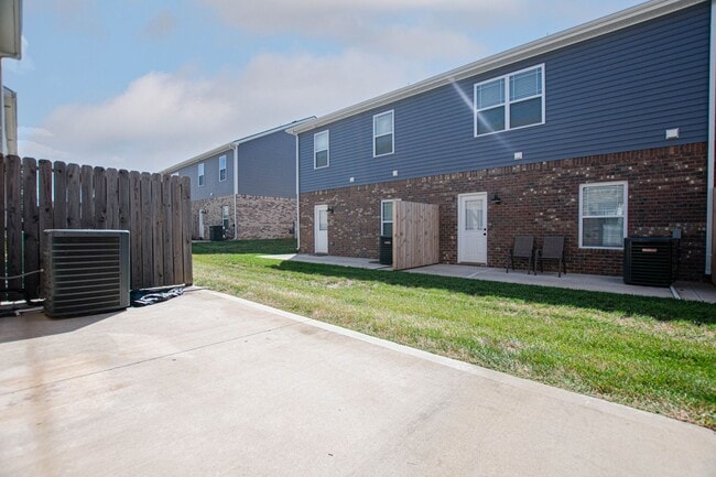 Building Photo - Pet Friendly Two Bedroom!