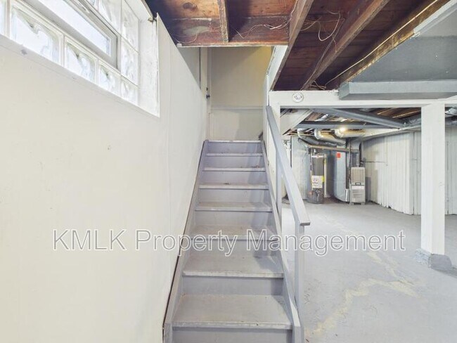 Building Photo - 575 Fernwood Dr