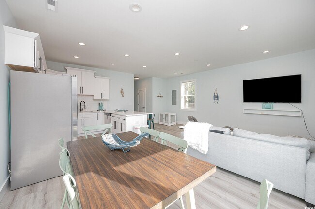 Building Photo - 503 30th Ave N