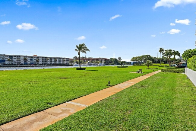 Building Photo - 123 Lakeshore Dr