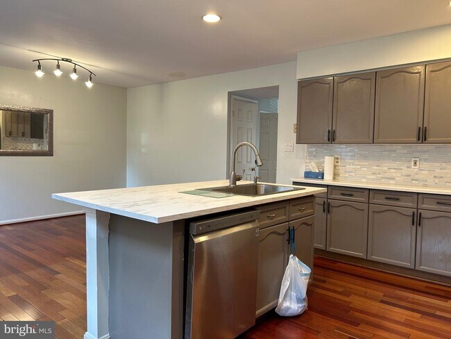 Building Photo - 46706 Bullfinch Square
