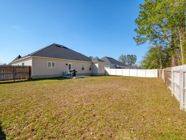 Building Photo - Beautiful 4BD/3.5BA. Fenced in Back Yard!!