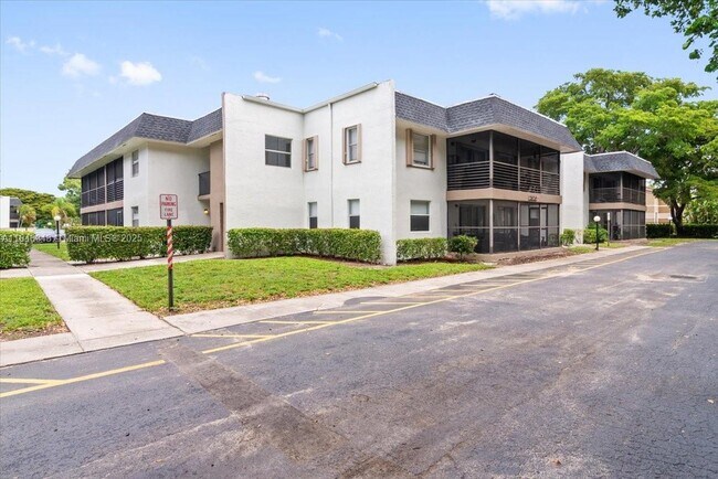 Building Photo - 2820 Riverside Dr