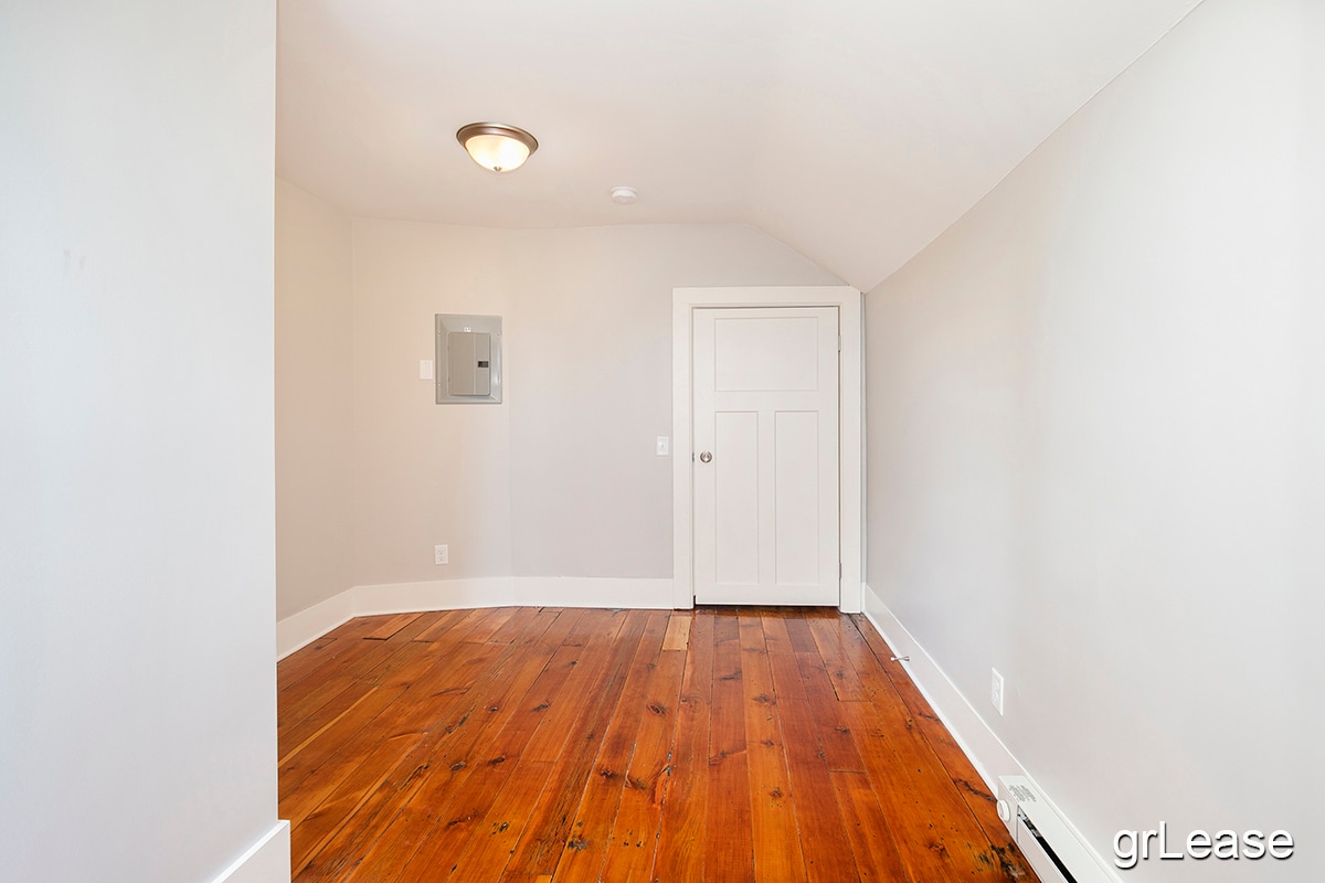 Building Photo - 25 Seward Ave NW