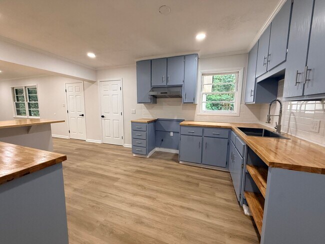 Building Photo - Recently Remodeled | Spacious Open Layout | Move-In Ready