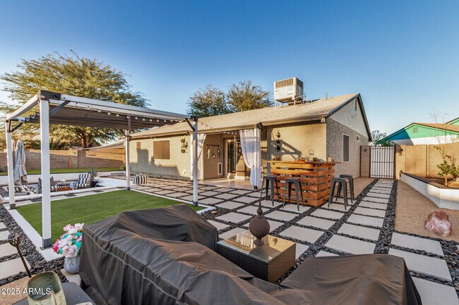 Building Photo - 421 E Wickieup Ln