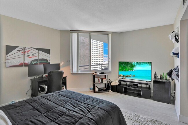 Building Photo - 325 S Biscayne Blvd