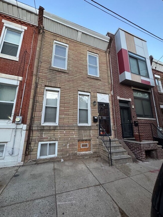 Building Photo - Looking for spacious house check this one out.