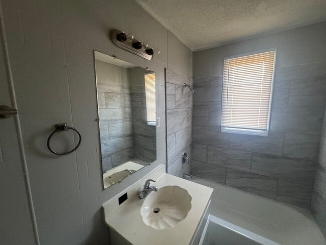 Building Photo - 3334 Fostoria Rd