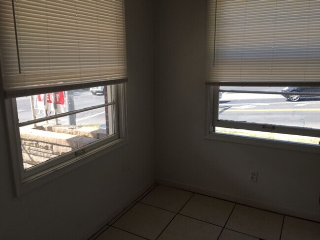 Building Photo - 1300 E Duplex