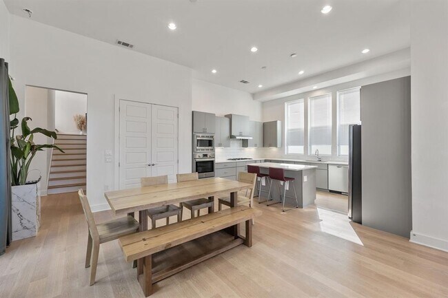 Building Photo - 6101 Florencia Ln