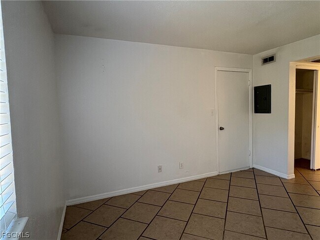 Building Photo - 2855 Winkler Ave