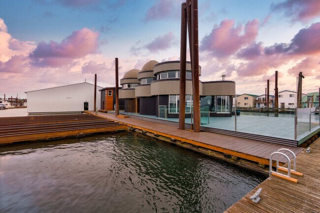 Building Photo - 3307 NE Marine Dr
