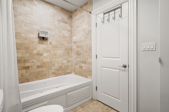 Building Photo - 703 E 4th St