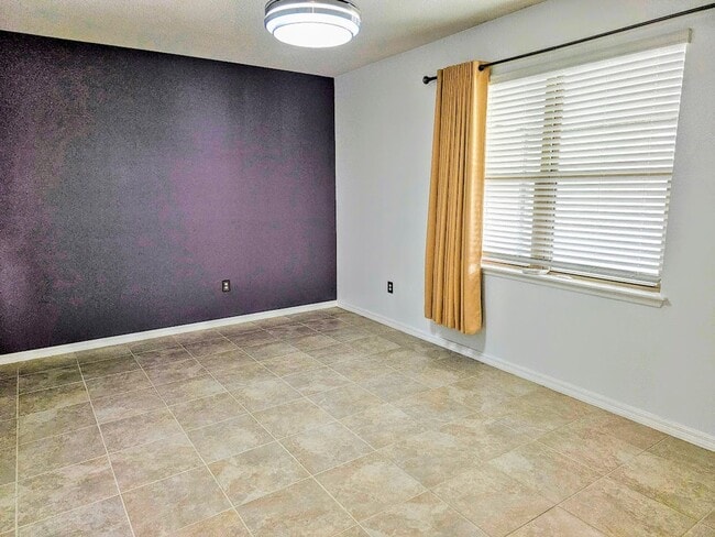 Building Photo - Polk City Gem