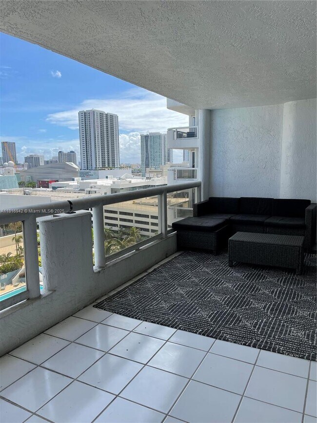Building Photo - 1717 N Bayshore Dr