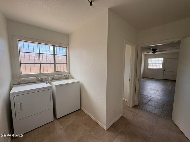 Building Photo - 4900 Debeers Dr