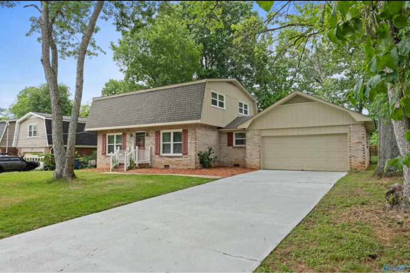 Primary Photo - 2519 Excalibur Dr SE