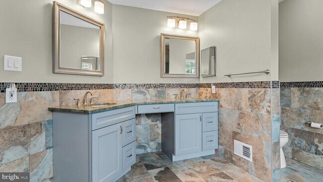 Building Photo - 301 Holly Hill Ct