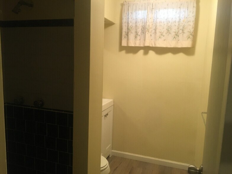 Building Photo - 481 W 70th Pl