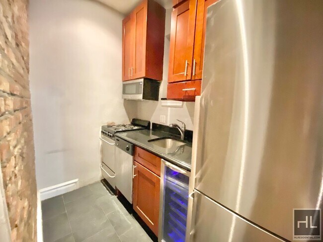 Building Photo - BEAUTIFULLY RENOVATED 2 BED IN PRIME MURRA...