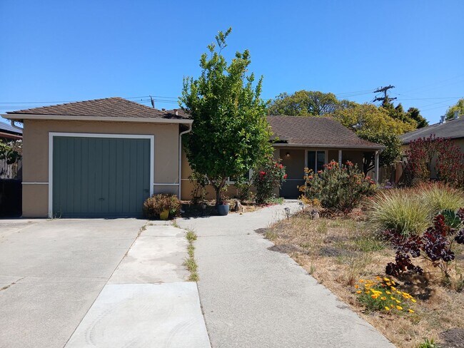 Building Photo - Charming 3-bedroom Home Plus Office on Upp...