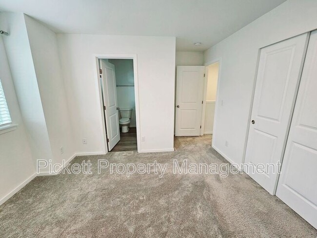 Building Photo - 946 NW Highgarden Dr