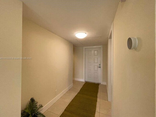 Building Photo - 2950 N Palm Aire Dr