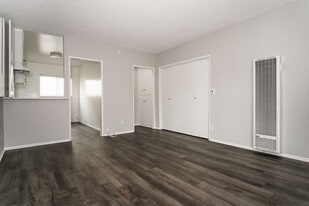 Building Photo - thi240