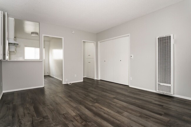 Building Photo - thi240