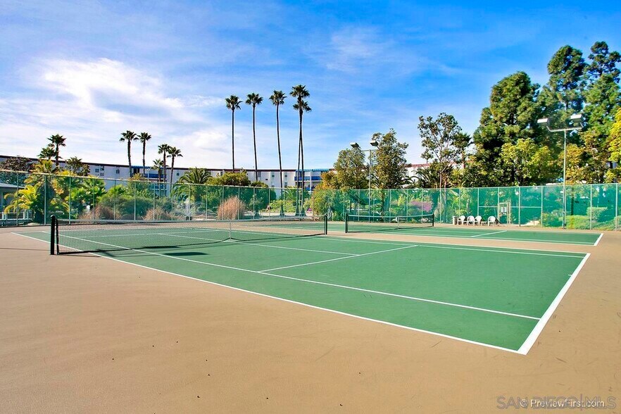 tennis or pickleball courts - 3050 Rue Dorleans