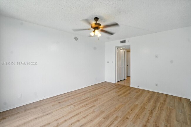 Building Photo - 3850 Oaks Clubhouse Dr