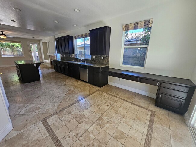 Building Photo - Executive home in South Corona!