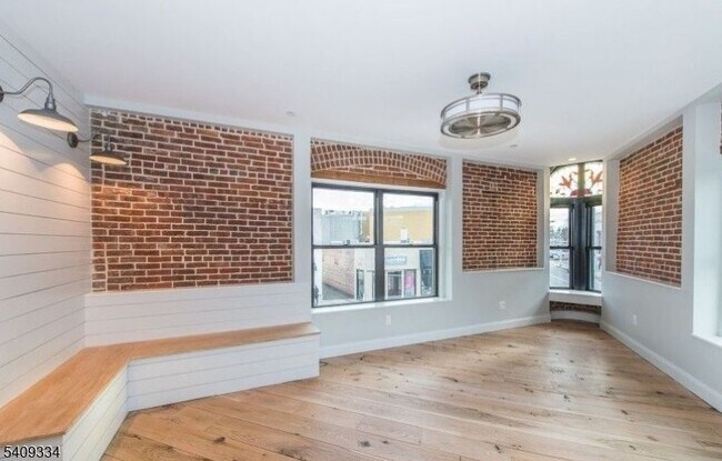 Building Photo - 44 Elm St