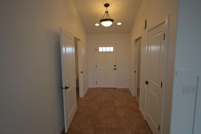 Building Photo - Modern & comfortable home in a country setting on 1 acre in Sequim