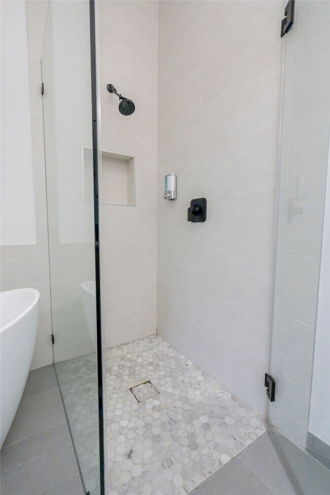 Building Photo - 709 Memorial Heights Dr