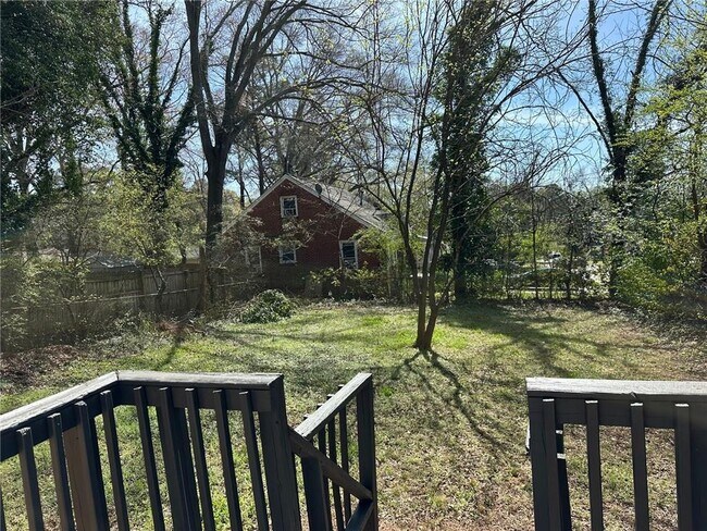 Building Photo - 2415 Crestview Ave