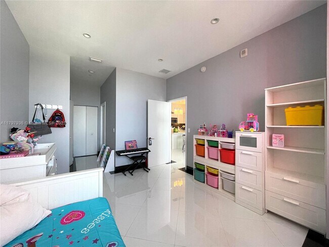 Building Photo - 2600 E Hallandale Beach Blvd