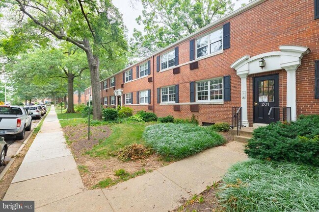 Building Photo - 201 N George Mason Dr